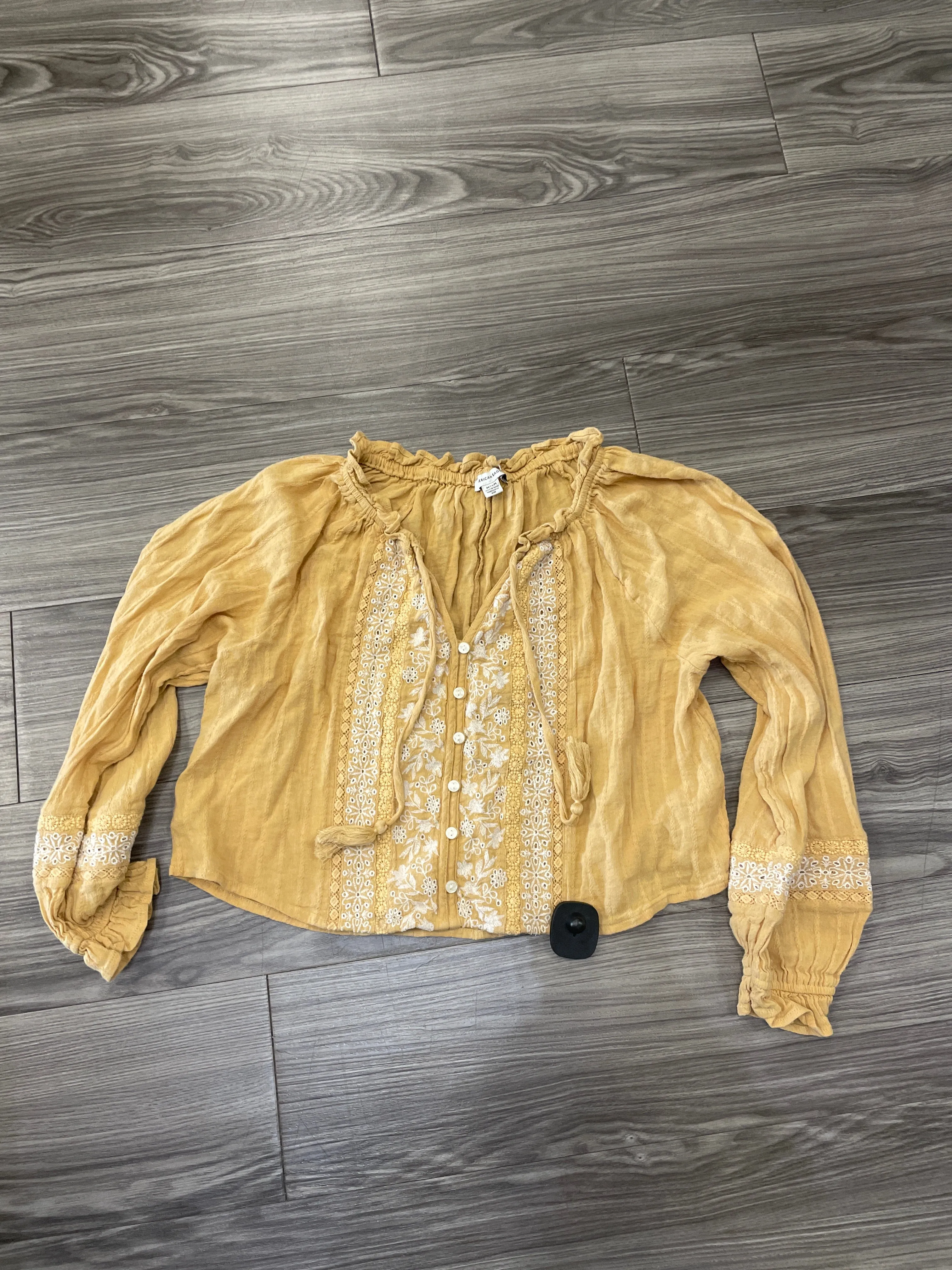 Blouse Long Sleeve By American Eagle In White & Yellow, Size: M